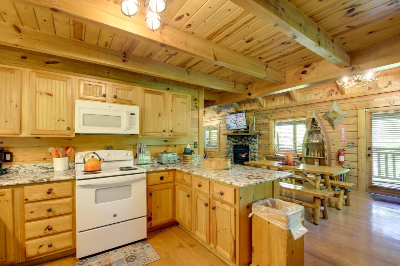 Gatlinburg Family Cabin With Private Hot Tub And Deck! Villa Luaran gambar